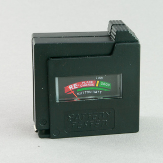 FECAMOS Batterietester Elektrischer Batterietester Batteriespannungstester 11 x 6 x 2,5 cm für Fast alle 1,5-V-Batterien und 9-V-Batterien und Knopfbatterien